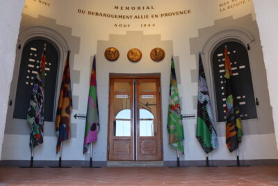 War, drapeaux-tableaux, installation de l'atrium - Agrandir l'image 16 sur 56, fenêtre modale
