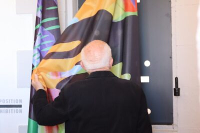 War, drapeaux-tableaux, installation de l'atrium - Agrandir l'image 15 sur 56, fenêtre modale